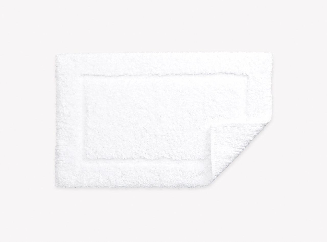 Image of Matouk Milagro small bath rug in color white.