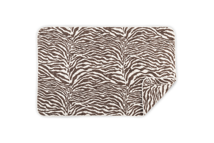 Photo of the Regine | Quilted Tub Mat ensemble.