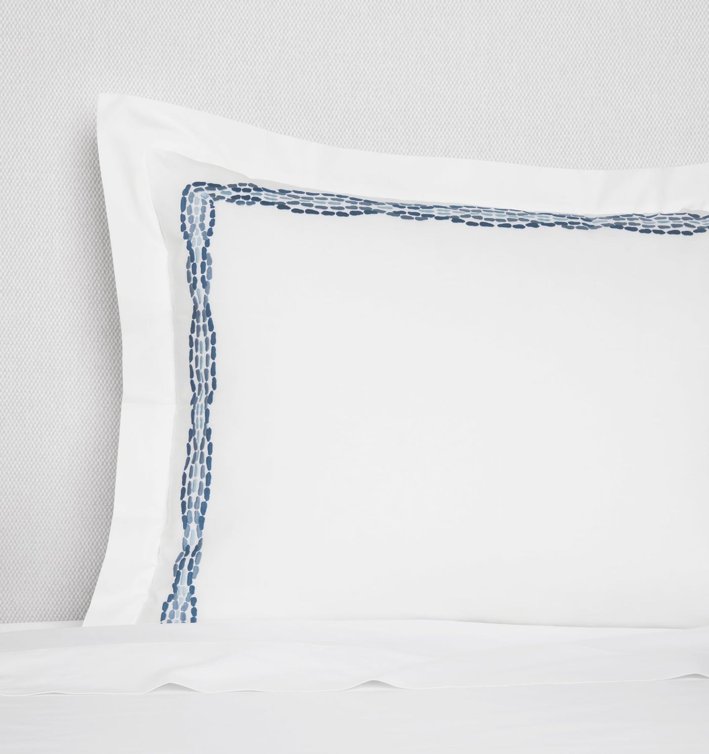 Cobblestones Embroidered | Sham White/Sea