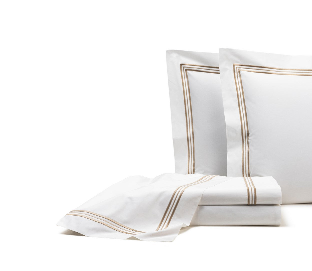 The Frette Triplo Bourdon Sheet Set, featuring a double gold stripe border, includes white cotton poplin bed sheets and pillowcases, elegantly arranged on a white background.