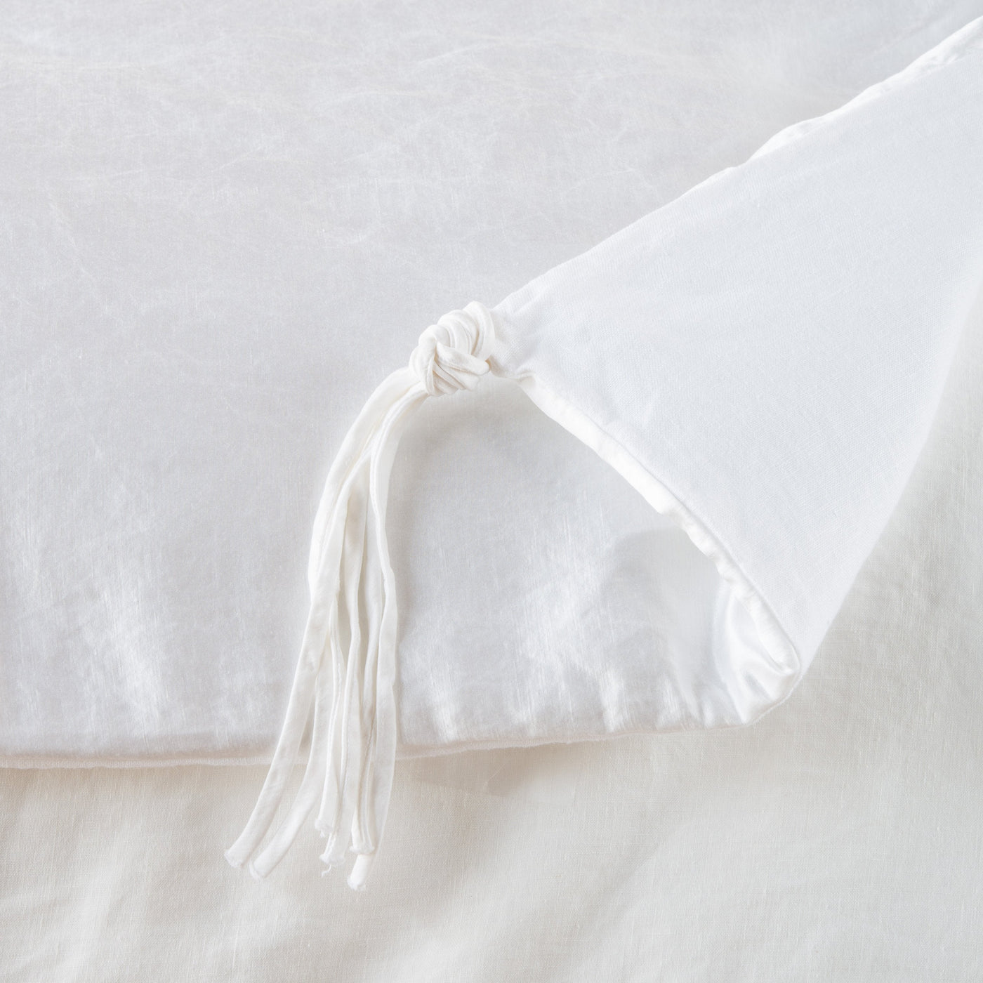 Bella Notte Taline throw blanket in White with knotted tassel corner detail.