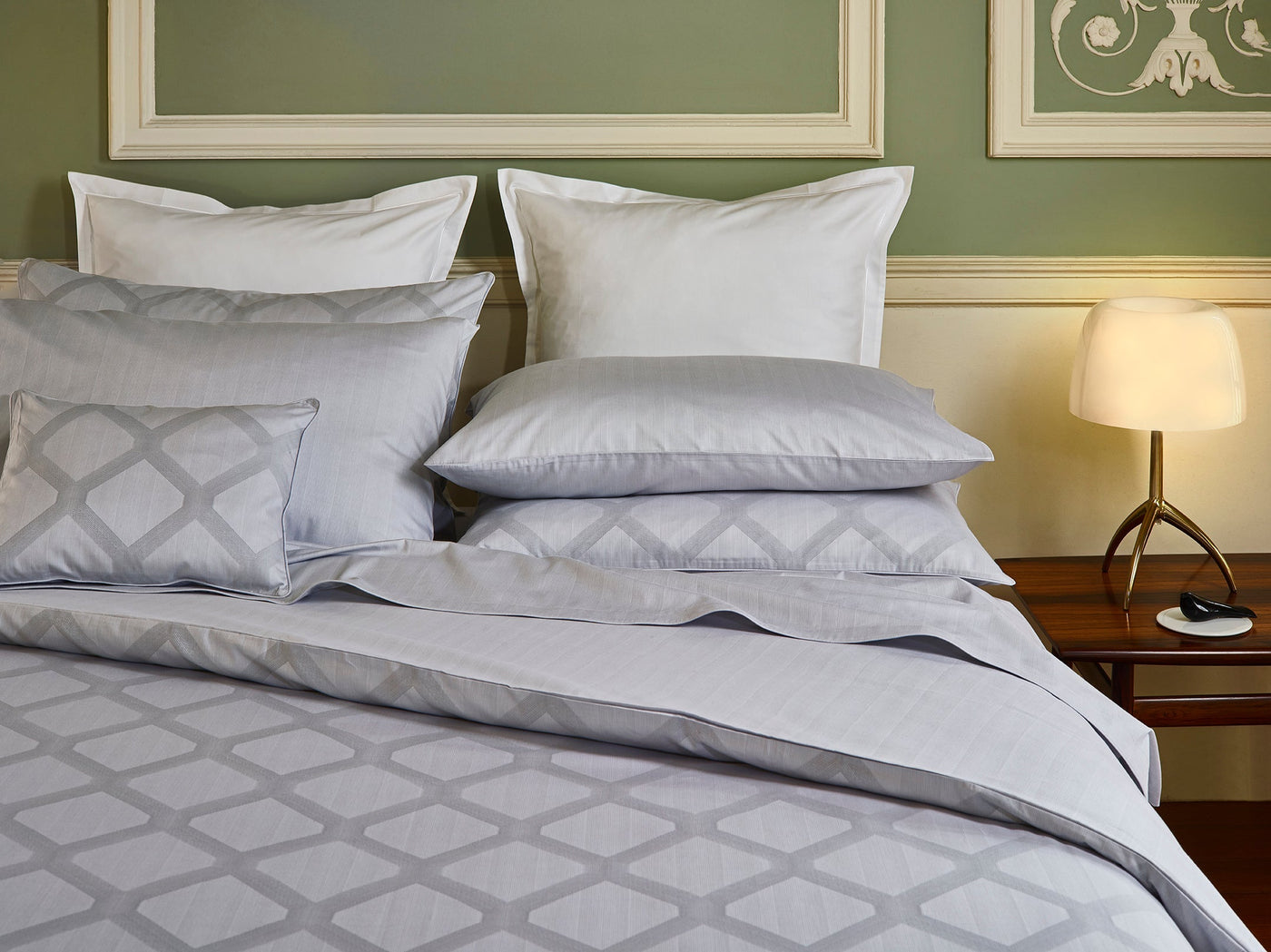 Close-up of silver diamond jacquard pattern on Cidade fitted sheet.