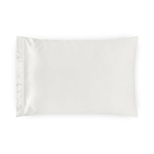 Photo of the Maria Pillowcase Pair ensemble.