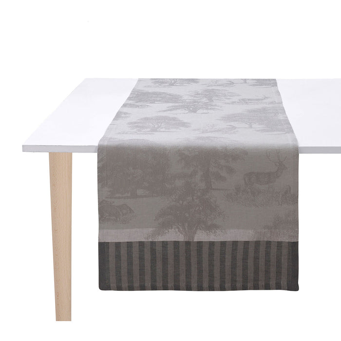 Photo of the Souveraine Linen | Table Runner ensemble.