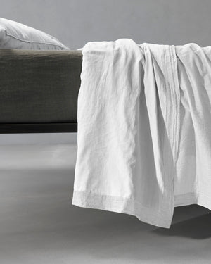 Photo of the Miro Plain | Flat Sheet ensemble.