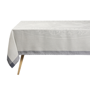 Photo of the Évasion Céleste | Tablecloth ensemble.