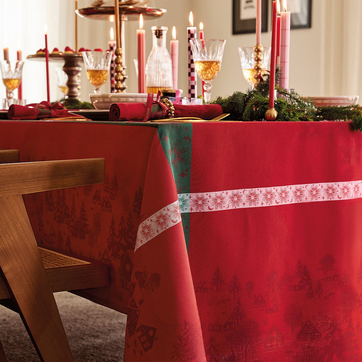 Le Jacquard Français Sous les Étoiles tablecloth in Red with festive jacquard motif and snowflake border trim.