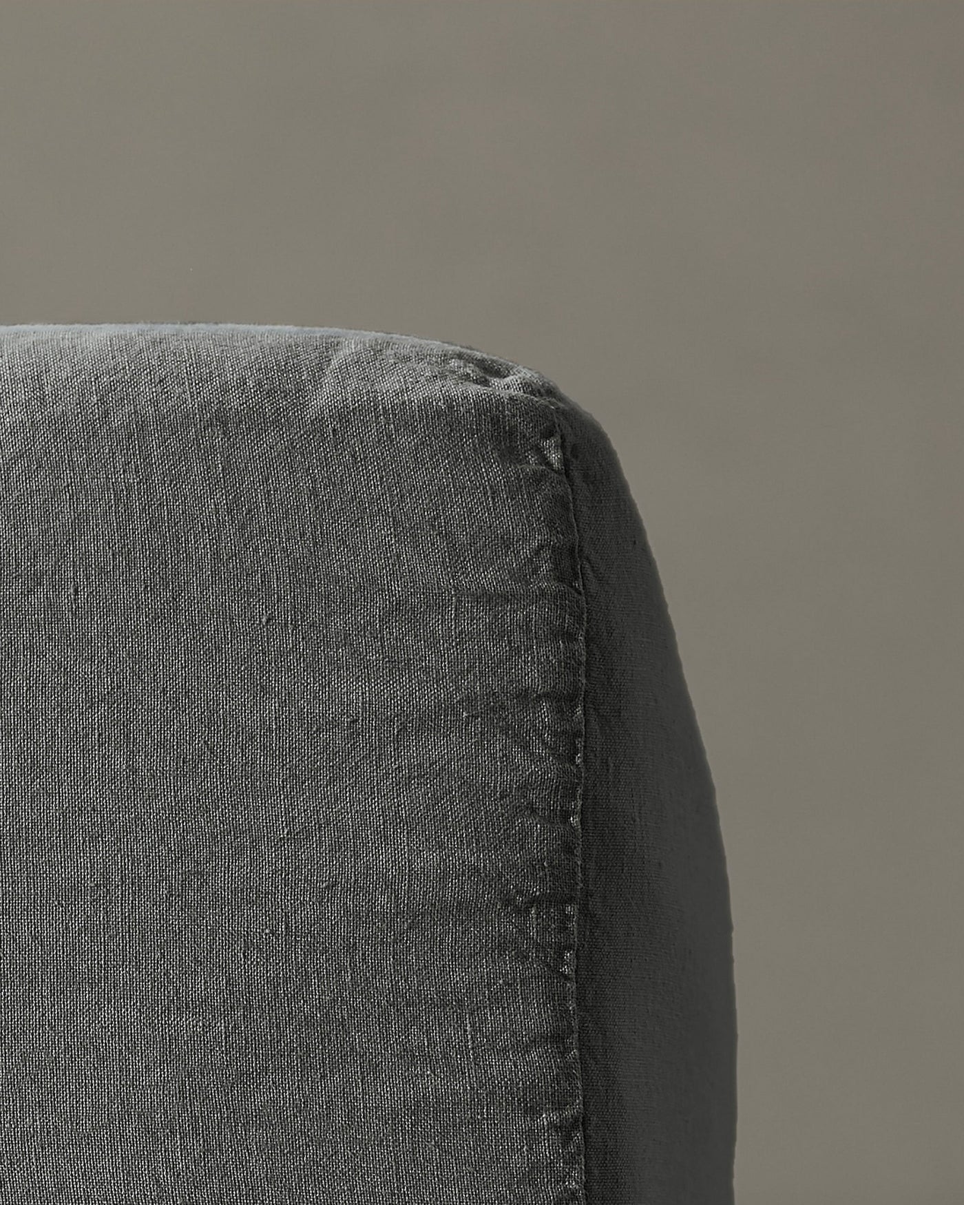 Close-up of charcoal linen corner seam on Society Limonta Rem fitted sheet.