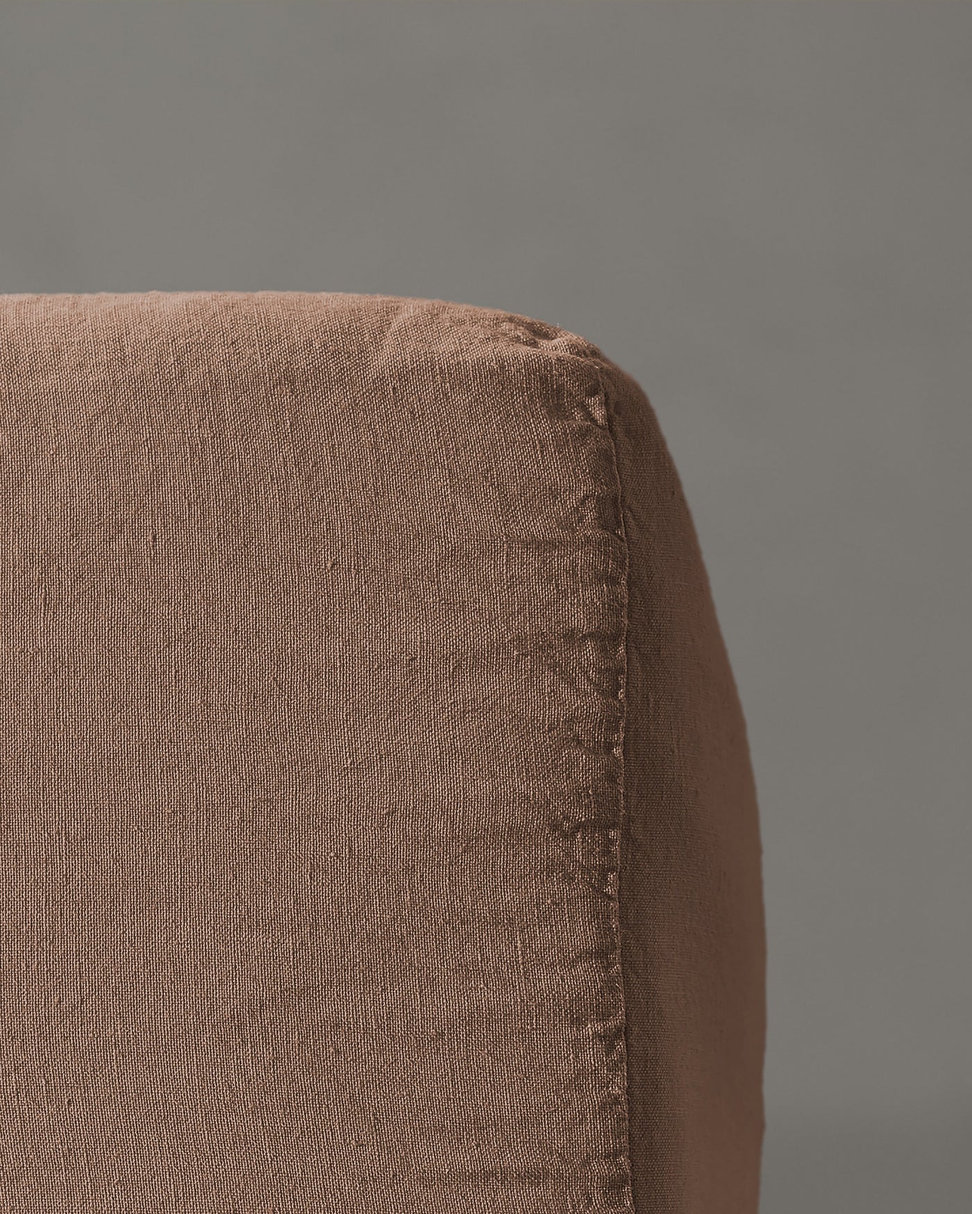 Close-up of Society Limonta Rem fitted sheet corner seam in dusty rose linen.
