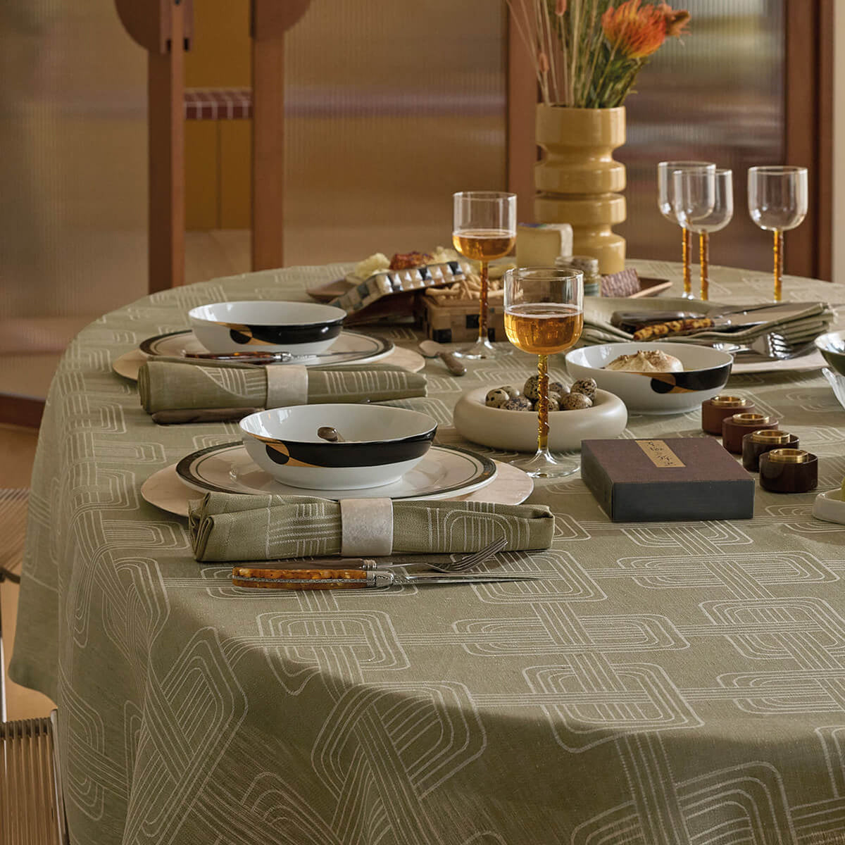Le Jacquard Français Hôtel Particulier napkins in Green, folded on plates at a styled table setting.