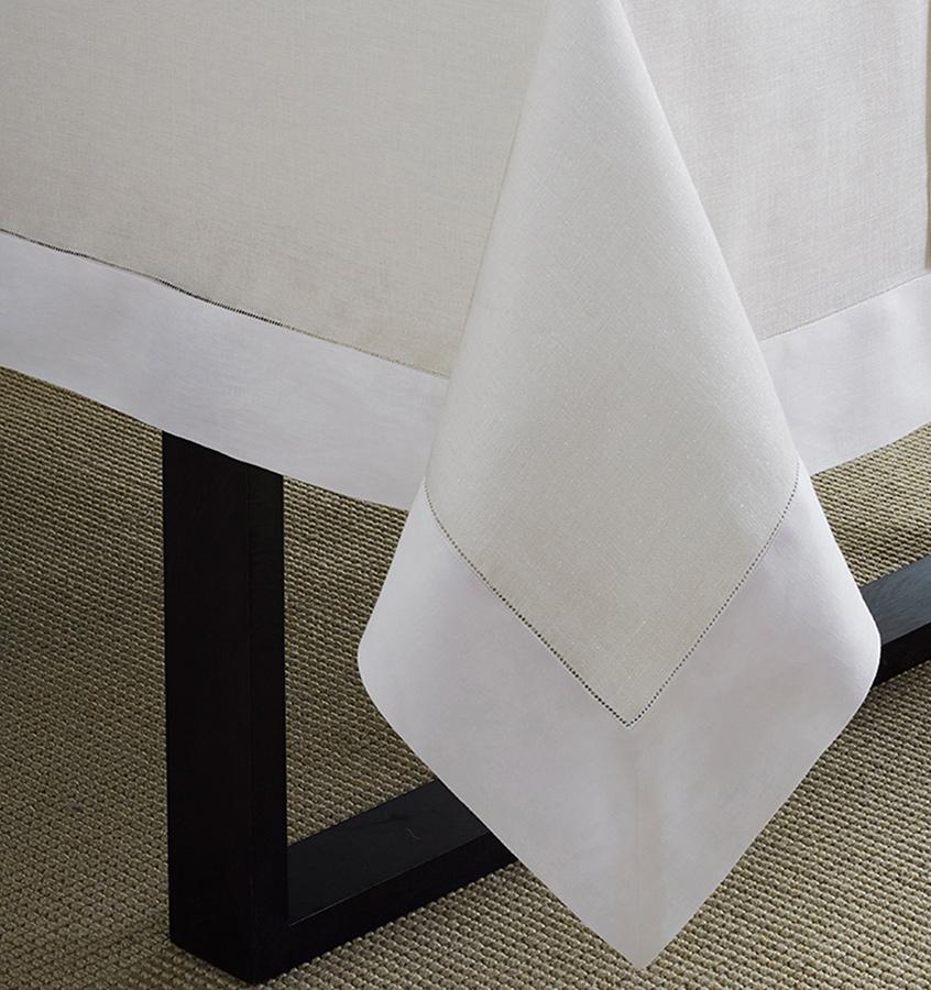 Sferra Reece | Tablecloth White/Gold