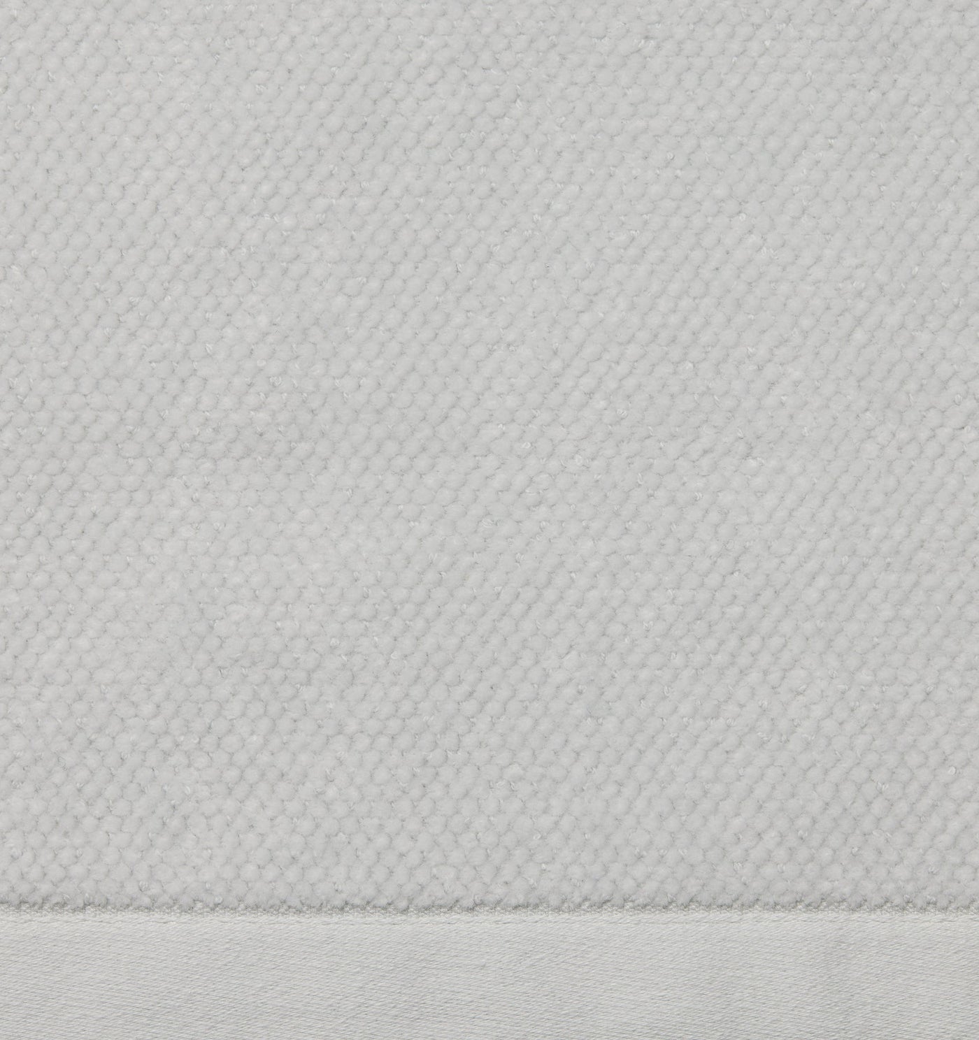 Close-up of Sferra Canedo Nuovo tub mat silver waffle-weave texture with plain border hem.