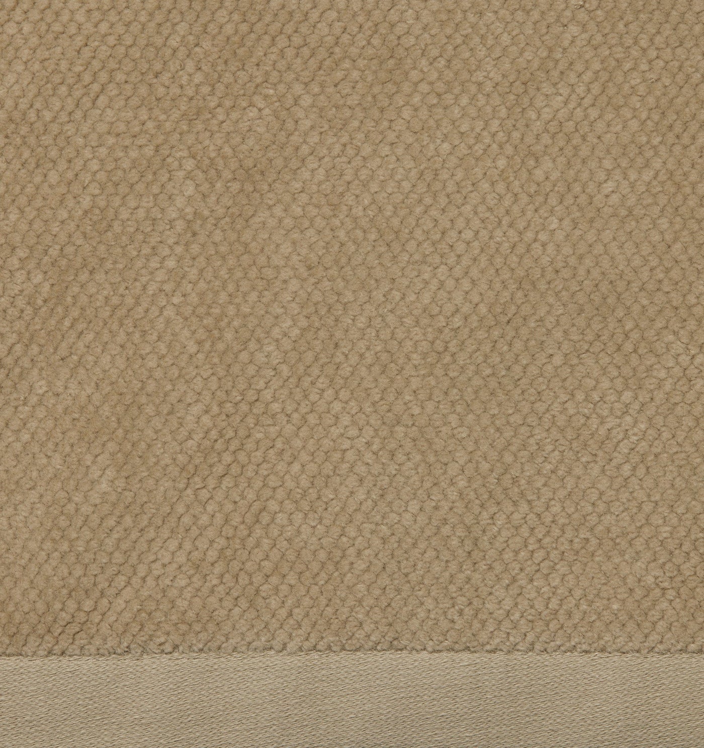 Close-up of Sferra Canedo Nuovo tub mat in sand, showing textured weave and smooth border hem.