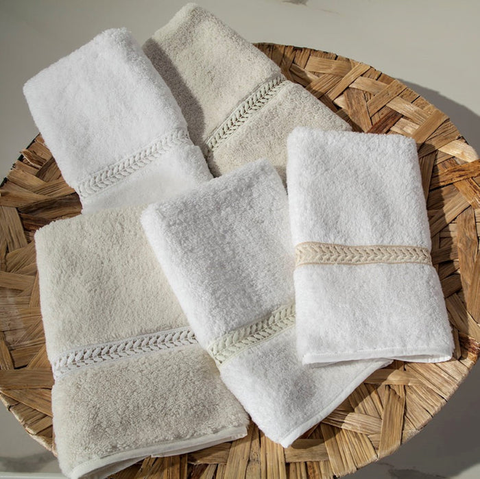 Photo of the Wreath | Fingertip Towel ensemble.
