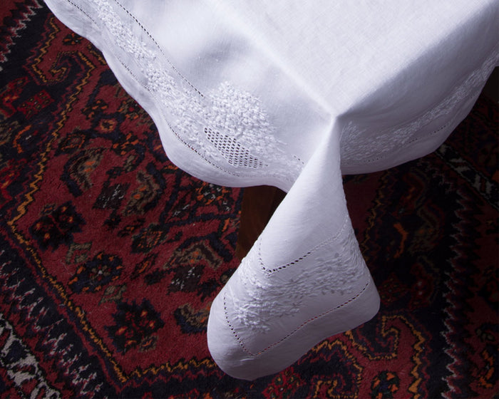 Photo of the Jardin Estate | Tablecloth ensemble.