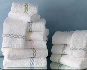 Photo of the Classic Chain Towel | Wash Cloth ensemble.