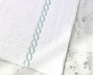 Photo of the Classic Chain Towel | Tub Mat ensemble.