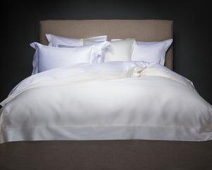 Photo of the Manor Sateen | Fitted Sheet ensemble.