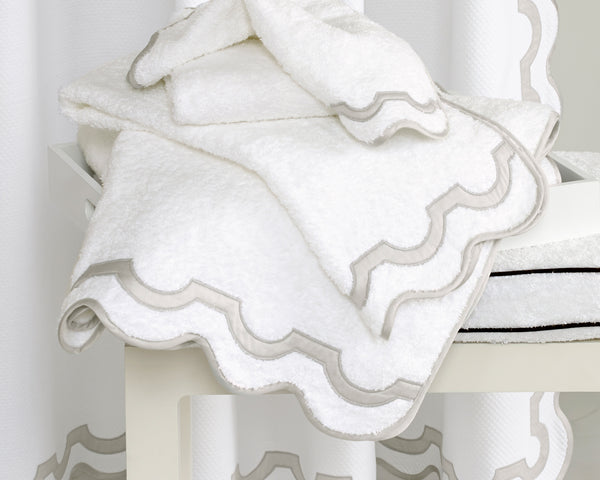 Photo of the Mirasol Towel | Tub Mat ensemble.