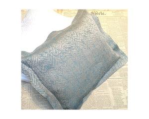 Photo of the Ngutu | Firm Decorative Pillow ensemble.